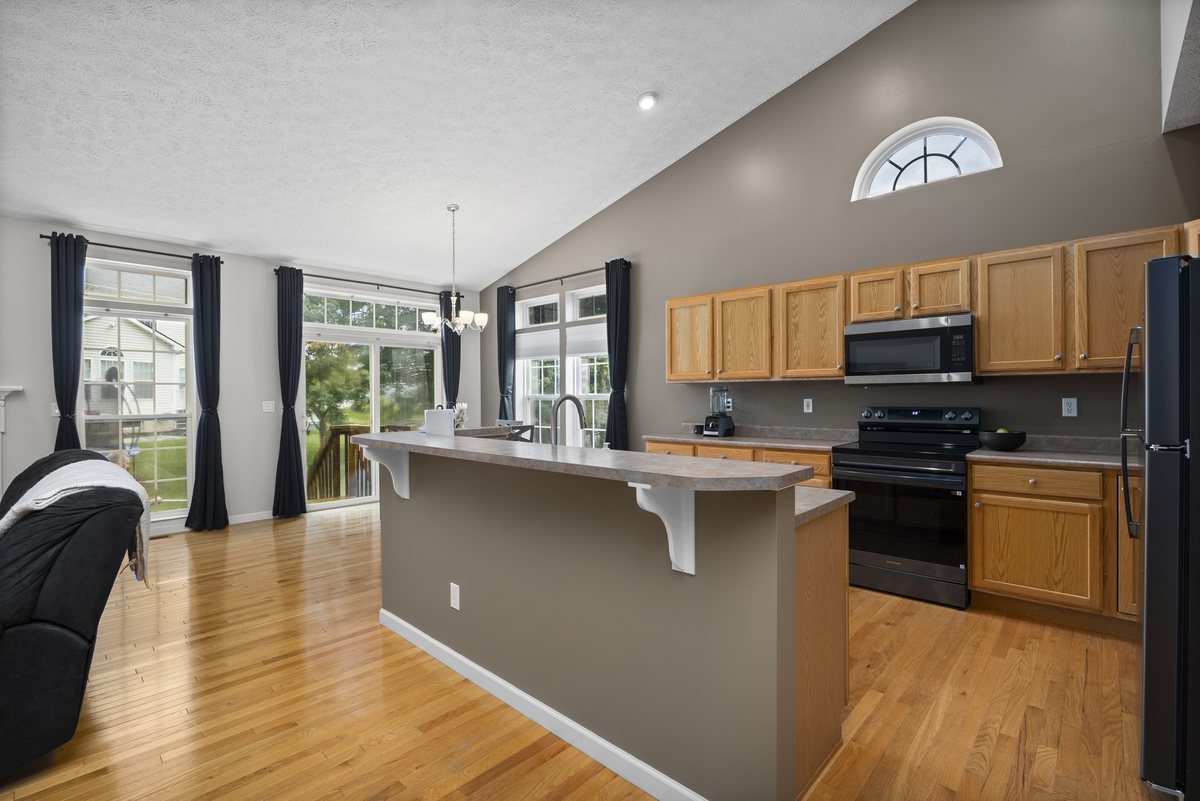 Kitchen island with breakfast bar under the vaulted ceiling