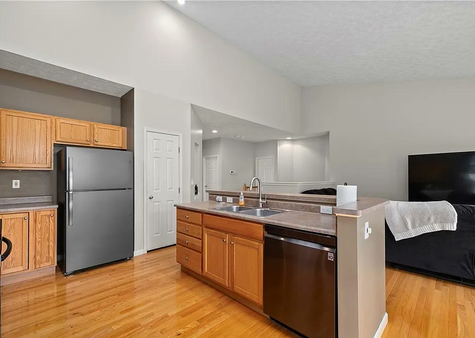 Kitchen island with double sink and dishwasher